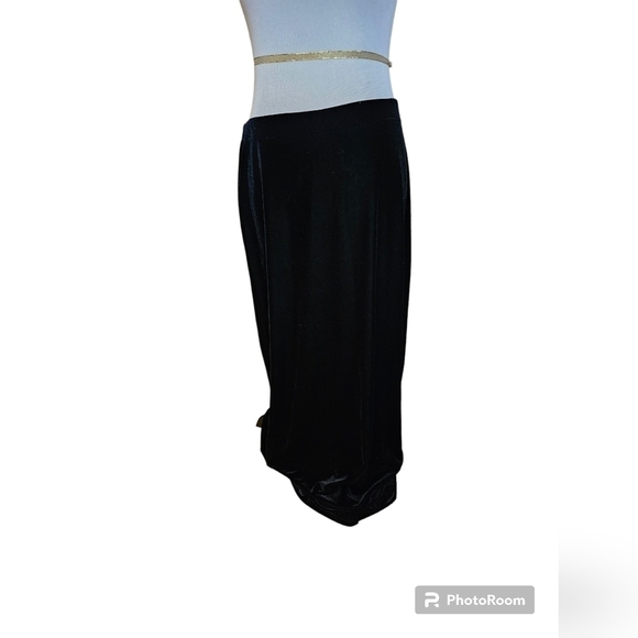 Dresses & Skirts - Vintage velvet black skirt size 14.
